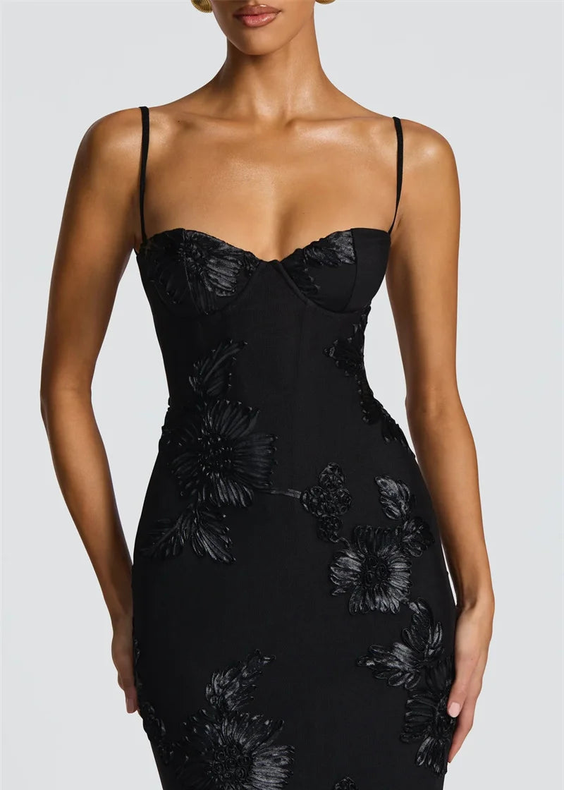 NOELLE · VESTIDO LARGO CON BORDADO FLORAL Y ESCOTE CORPIÑO