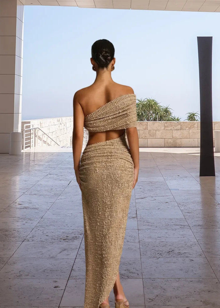 NAIA · VESTIDO ASIMÉTRICO FRUNCIDO CON HOMBRO DESCUBIERTO