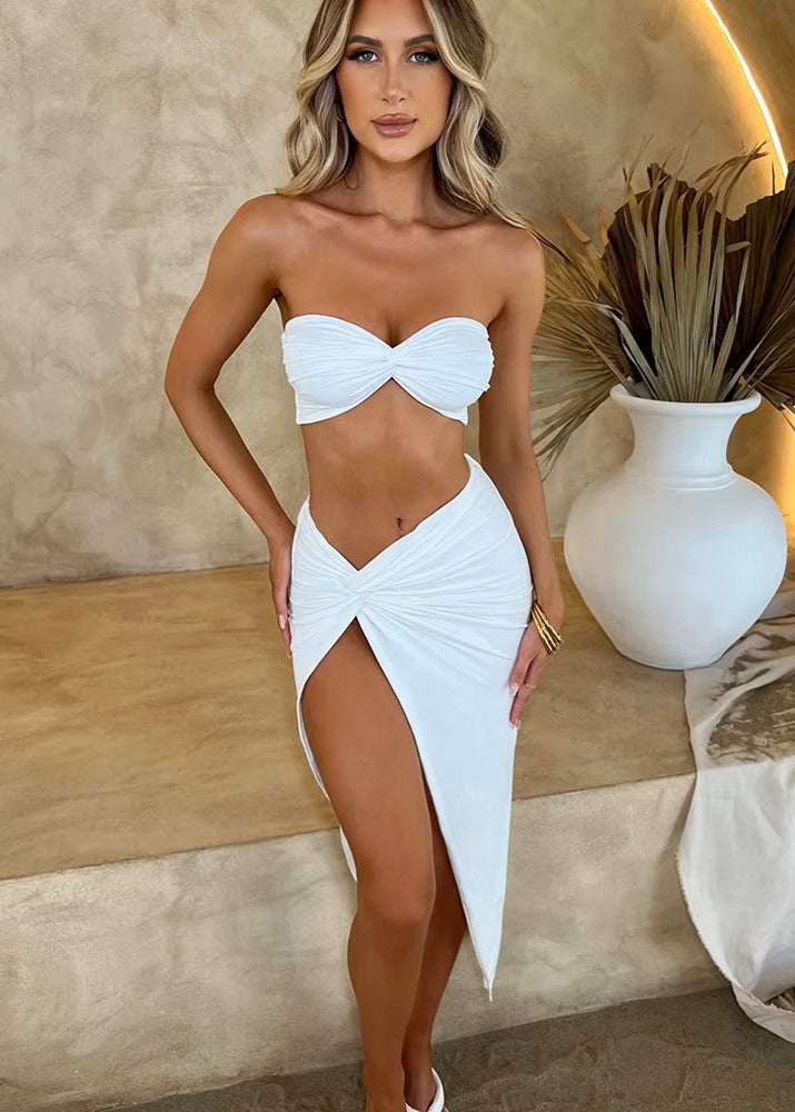 FARHALA · CONJUNTO DE LICRA CON TOP BANDEAU ANUDADO Y FALDA MAXI CON ABERTURA