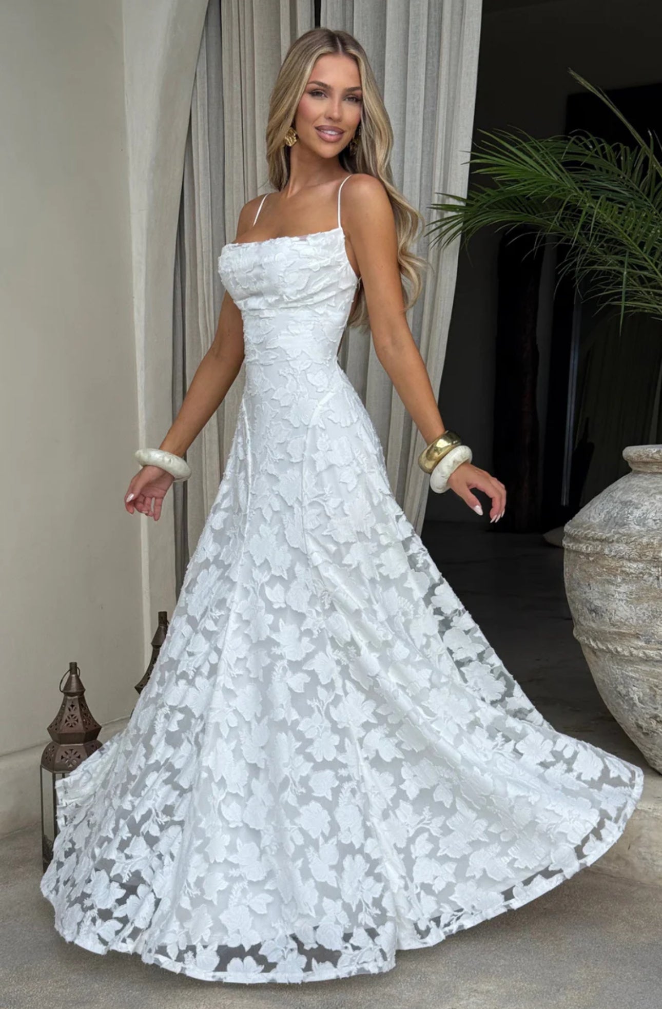 Vestido largo blanco de encaje floral con tirantes finos ELARA de Malibu Barcelona