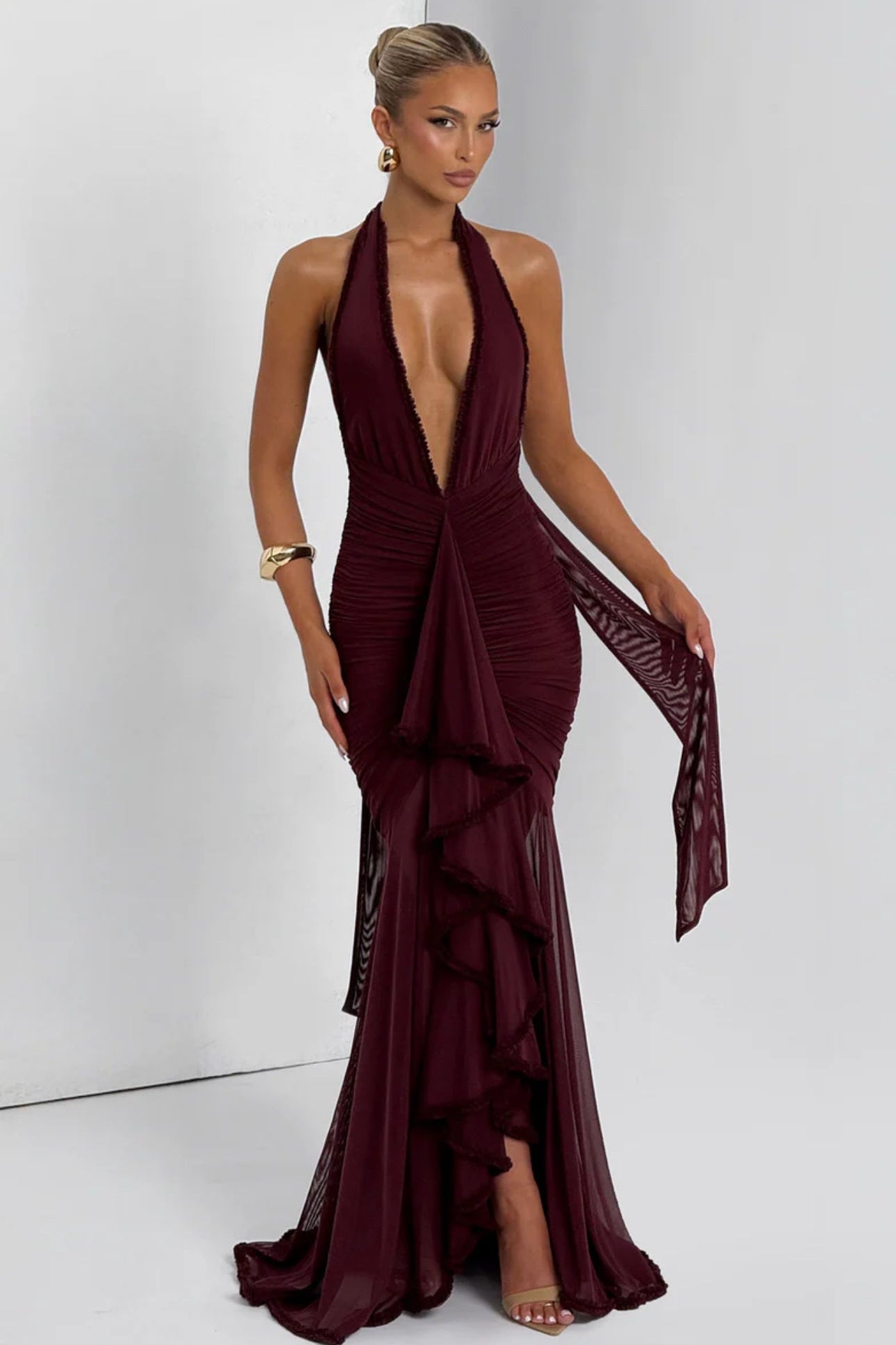 Vestido largo burdeos SYREN con escote halter profundo y volante central de Malibu Barcelona