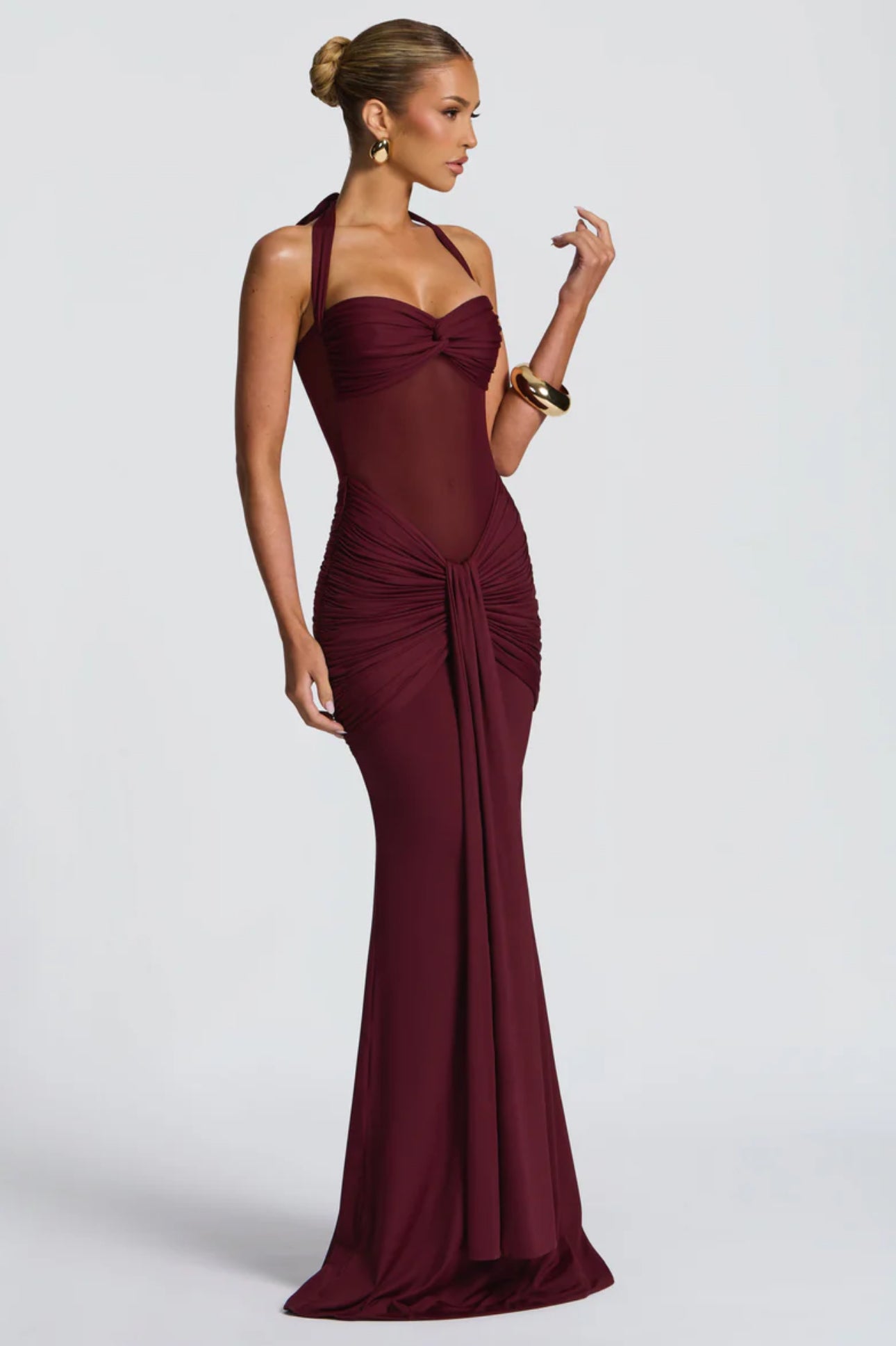 Vestido largo burdeos con escote halter, drapeado y transparencia central AURELIA de Malibu Barcelona