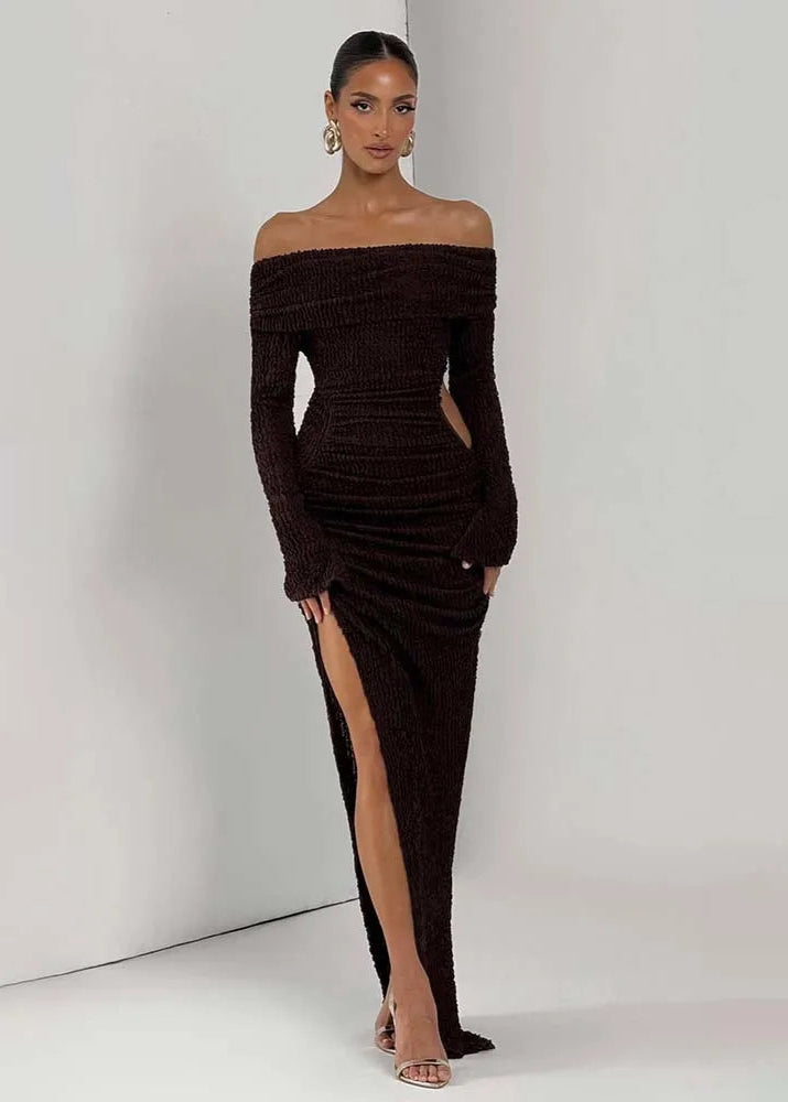 Vestido largo marrón fruncido con escote bardot y abertura lateral ZAHARA de Malibu Barcelona
