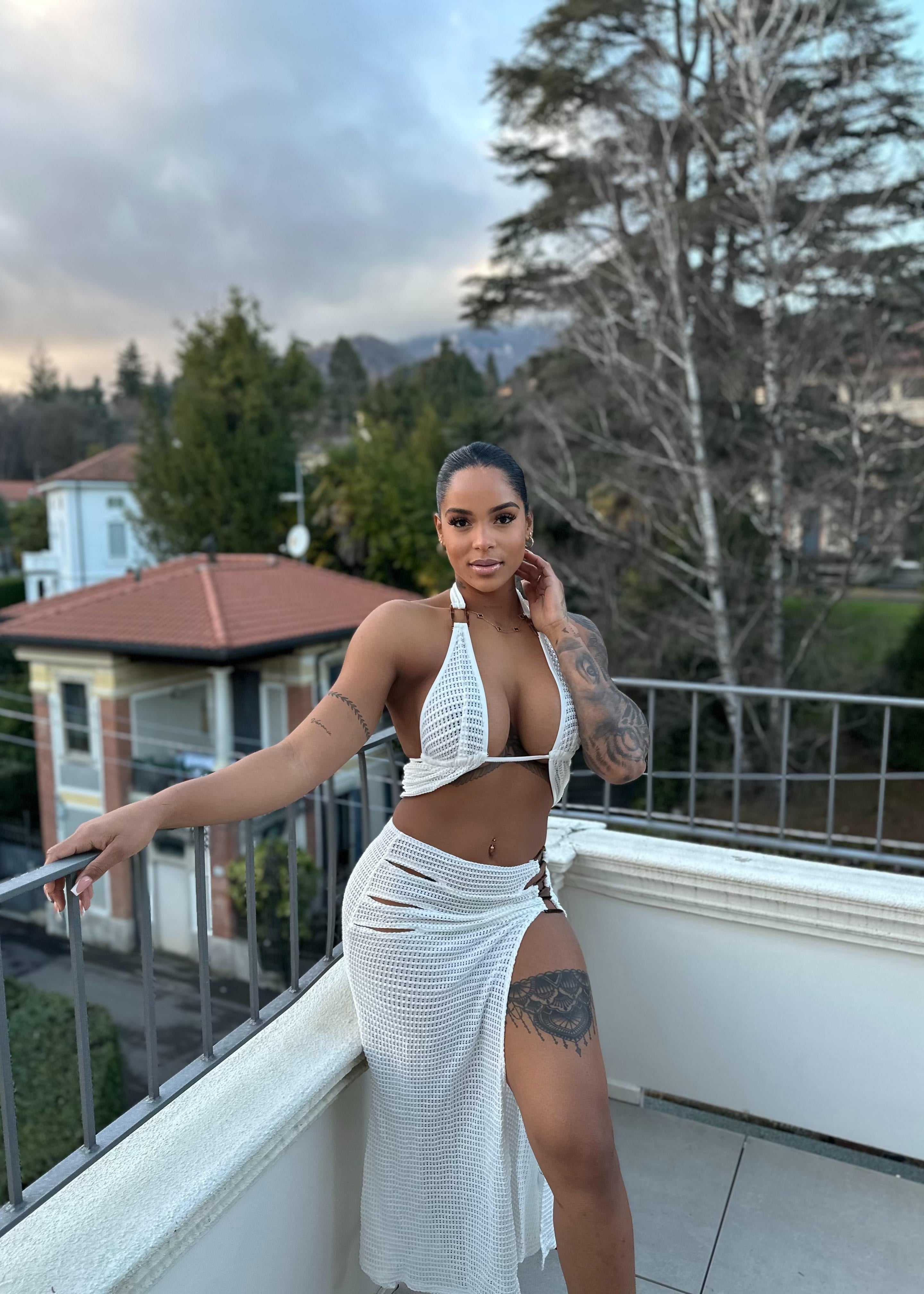 SERENA · CONJUNTO ACANALADO CON ABERTURAS Y ESPALDA DESCUBIERTA