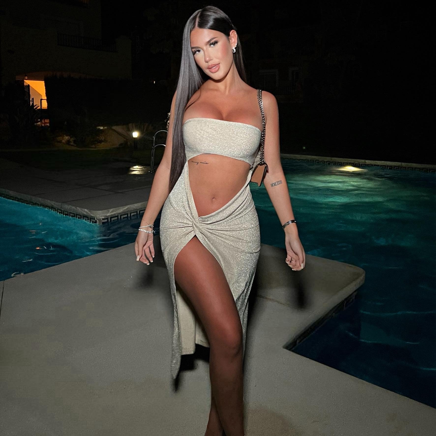 SIA · VESTIDO MAXI BRILLANTE CON ABERTURA FRONTAL, NUDO LATERAL Y ESCOTE RECTO