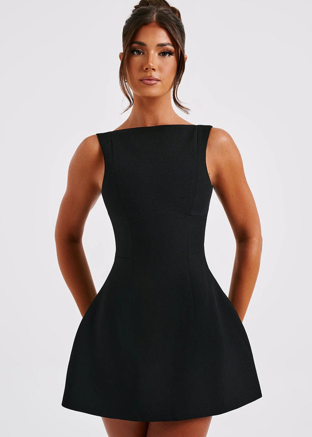 ADARA · VESTIDO MINI DE TIRANTES CON ESCOTE ALTO Y FALDA EN A