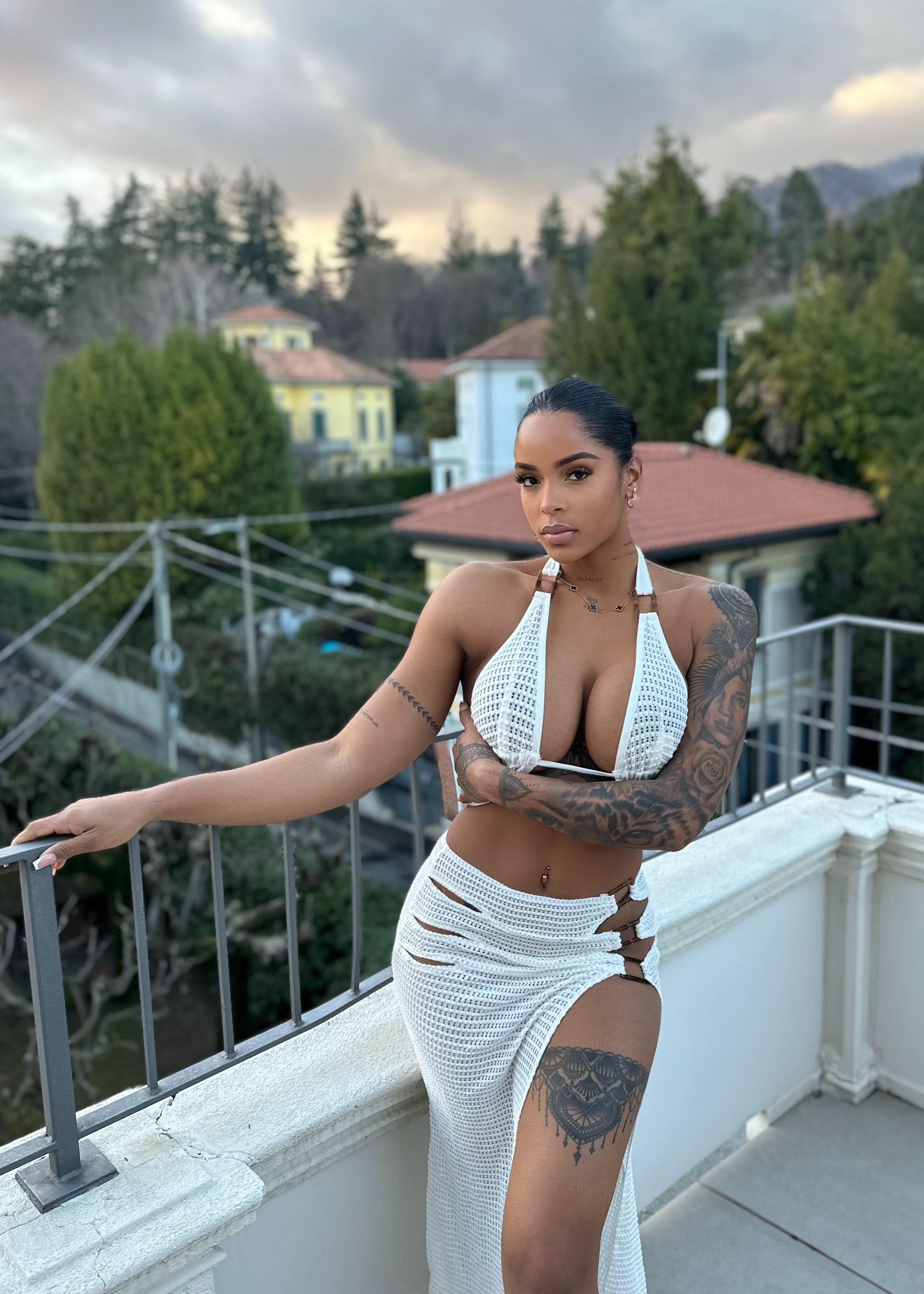 conjunto acanalado blanco top espalda descubierta sin mangas falda maxi abertura lateral mujer elegante