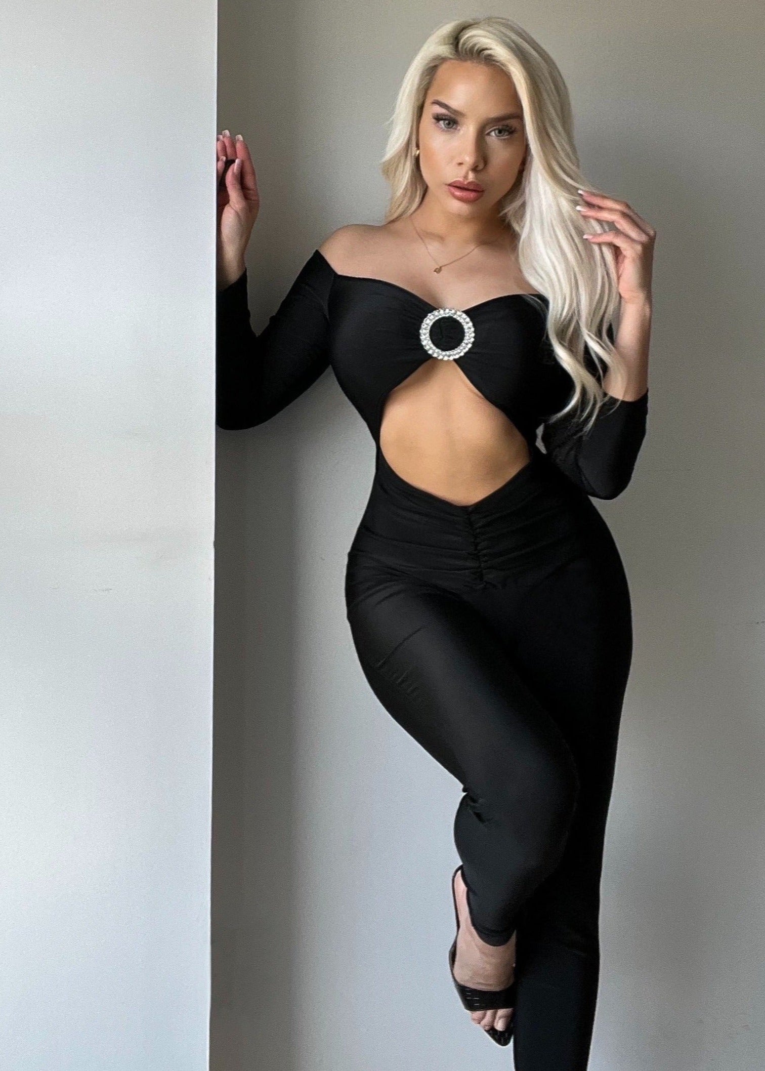 mono largo negro mujer hombros caídos escote pronunciado manga larga cintura alta elegante