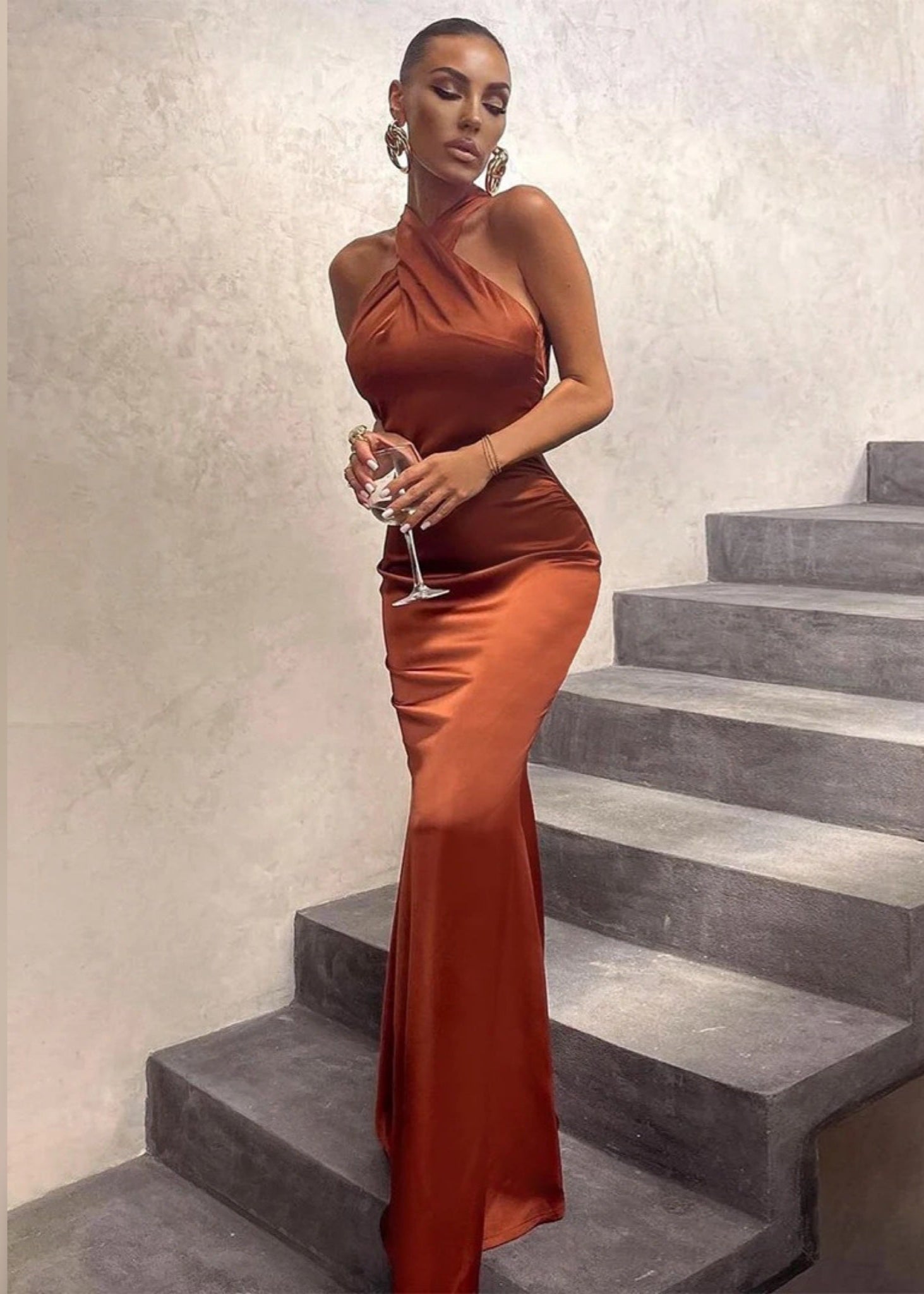 DORA · VESTIDO MAXI SATINADO CON CUELLO CRUZADO Y ESPALDA DESCUBIERTA