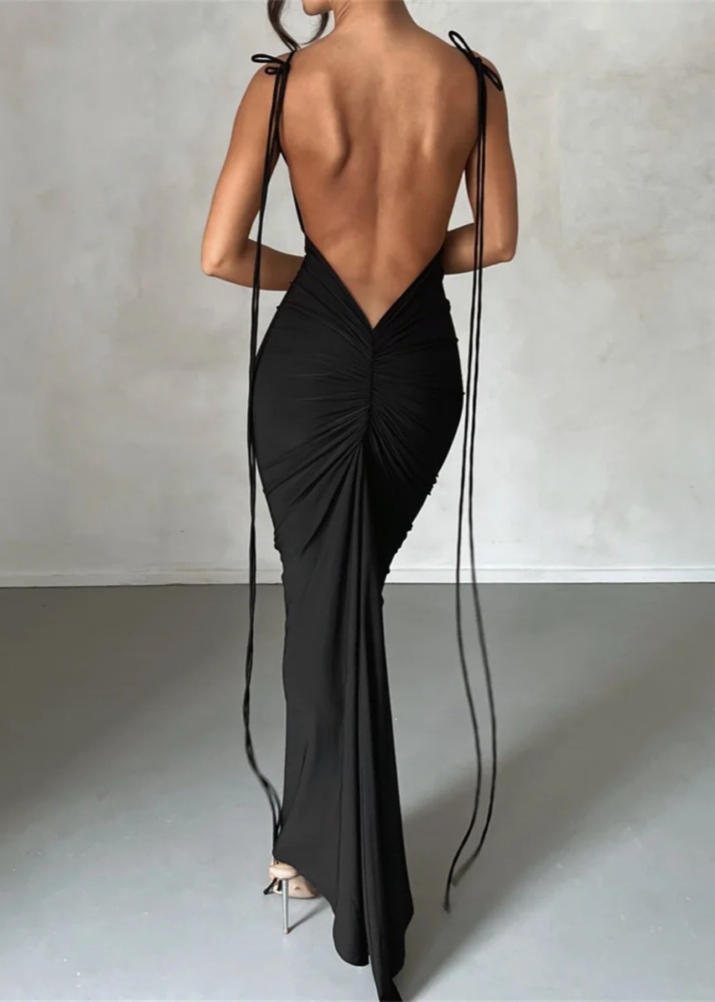 ATLANTA · VESTIDO MAXI CEÑIDO CON LAZOS DECORATIVOS, ESPALDA DESCUBIERTA Y ESCOTE FRUNCIDO