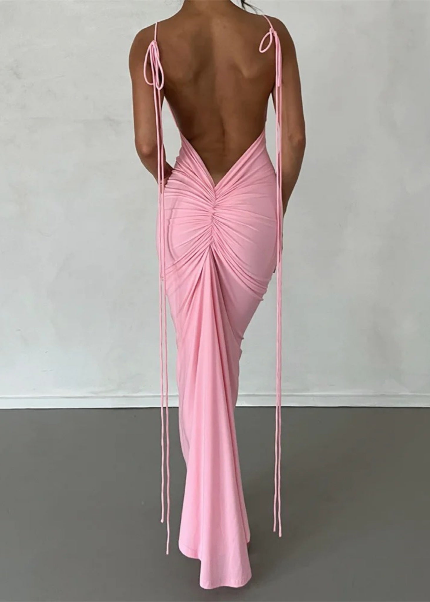 ATLANTA · VESTIDO MAXI CEÑIDO CON LAZOS DECORATIVOS, ESPALDA DESCUBIERTA Y ESCOTE FRUNCIDO