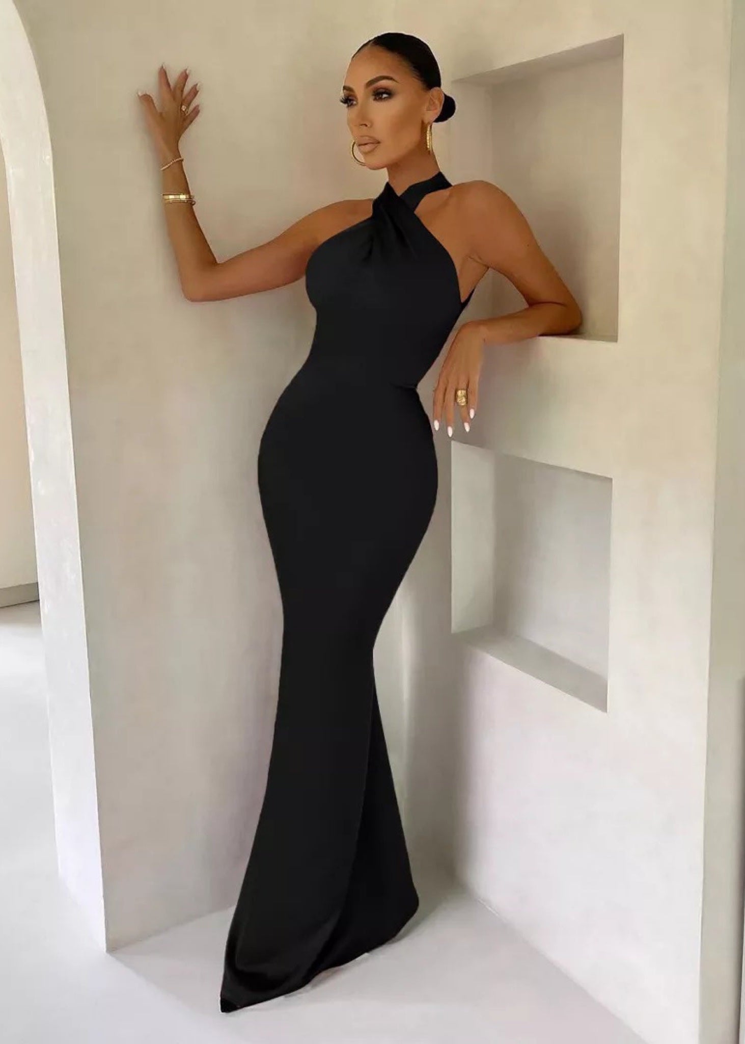 DORA · VESTIDO MAXI SATINADO CON CUELLO CRUZADO Y ESPALDA DESCUBIERTA