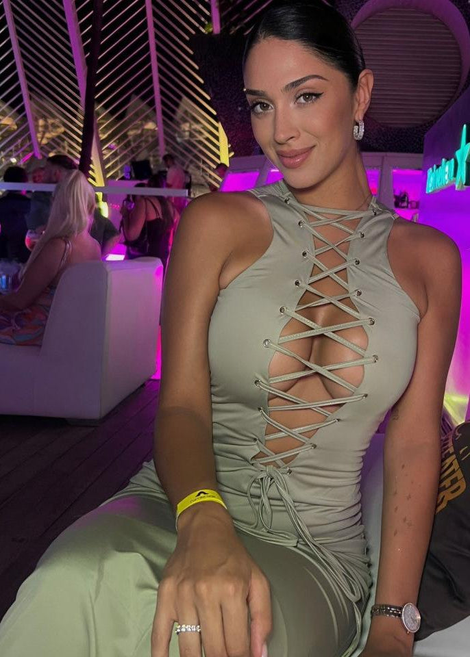 vestido largo ceñido escote cruzado profundo mujer verde elegante