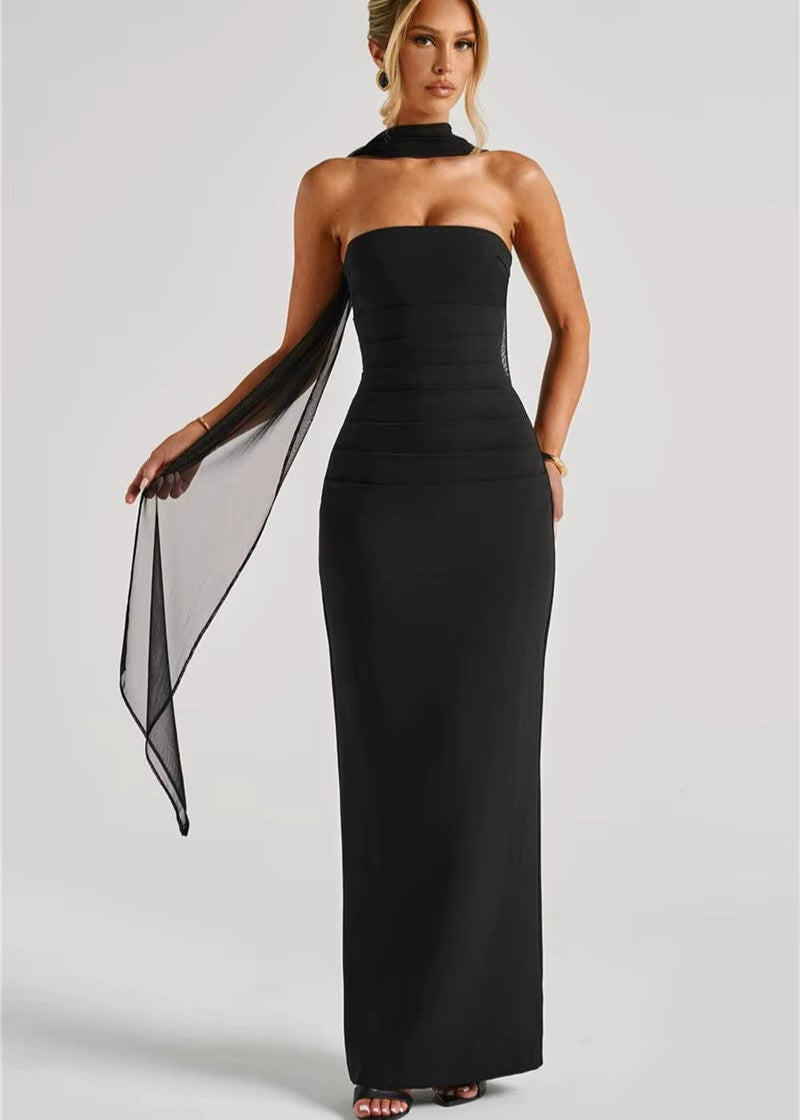 vestido largo negro palabra de honor ceñido con guantes y cinta mujer