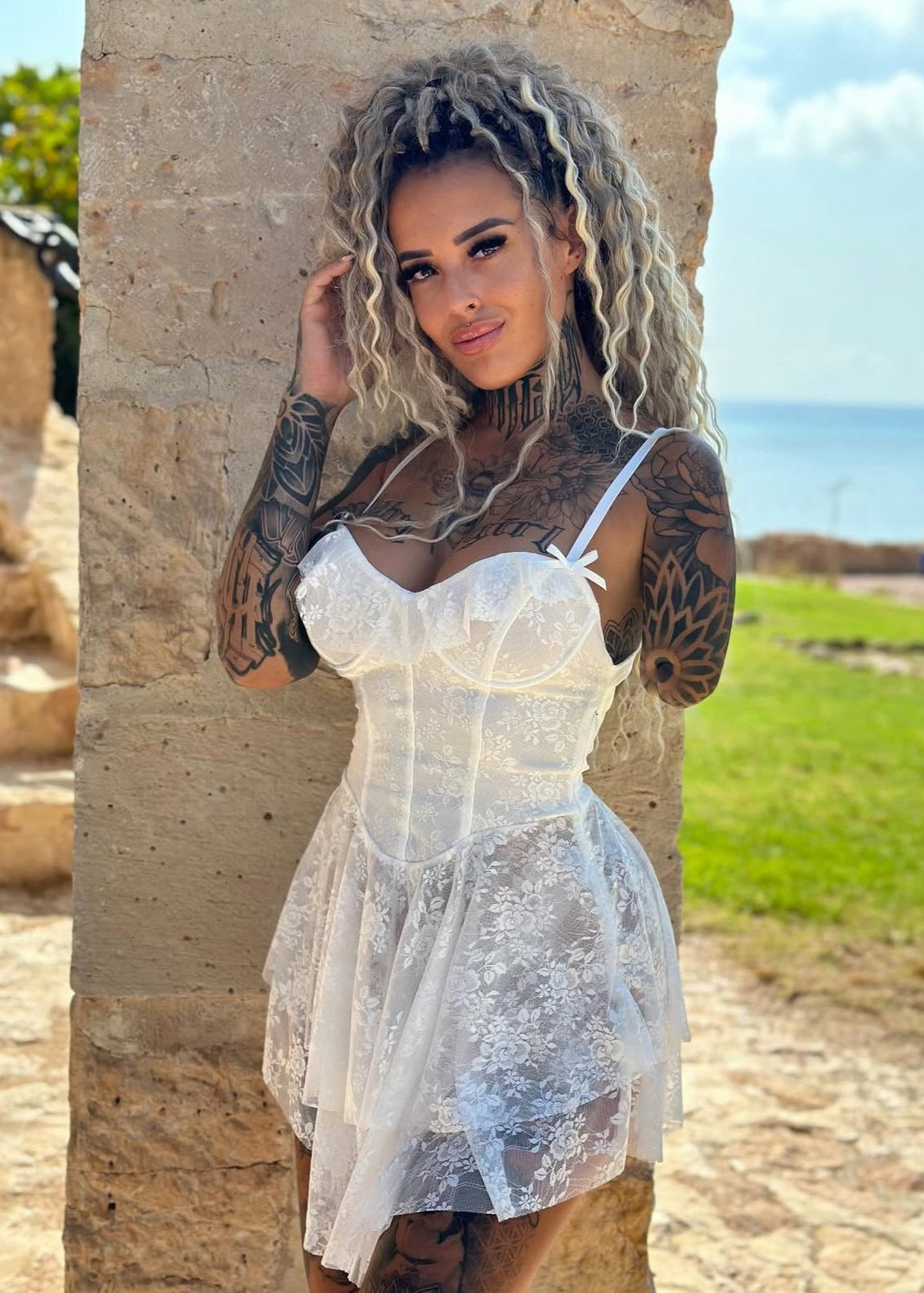 vestido mini encaje mujer escote corazón corsé volantes blanco negro romántico elegante