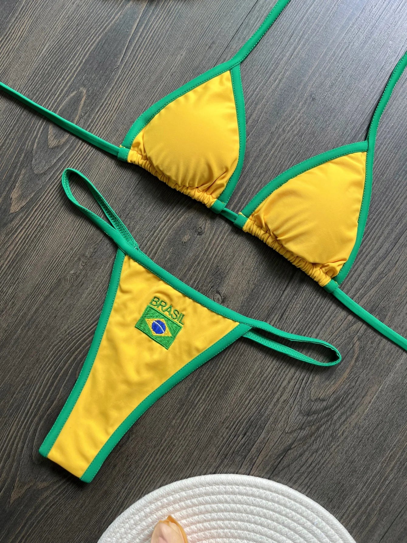 Bikini amarillo con verde y azul con diseño de bandera – Malibu Barcelona