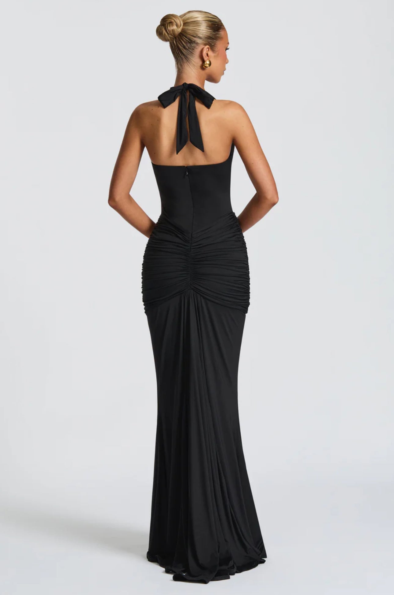 SOLENE · VESTIDO LARGO CON ESCOTE HALTER Y DRAPEADO FRONTAL