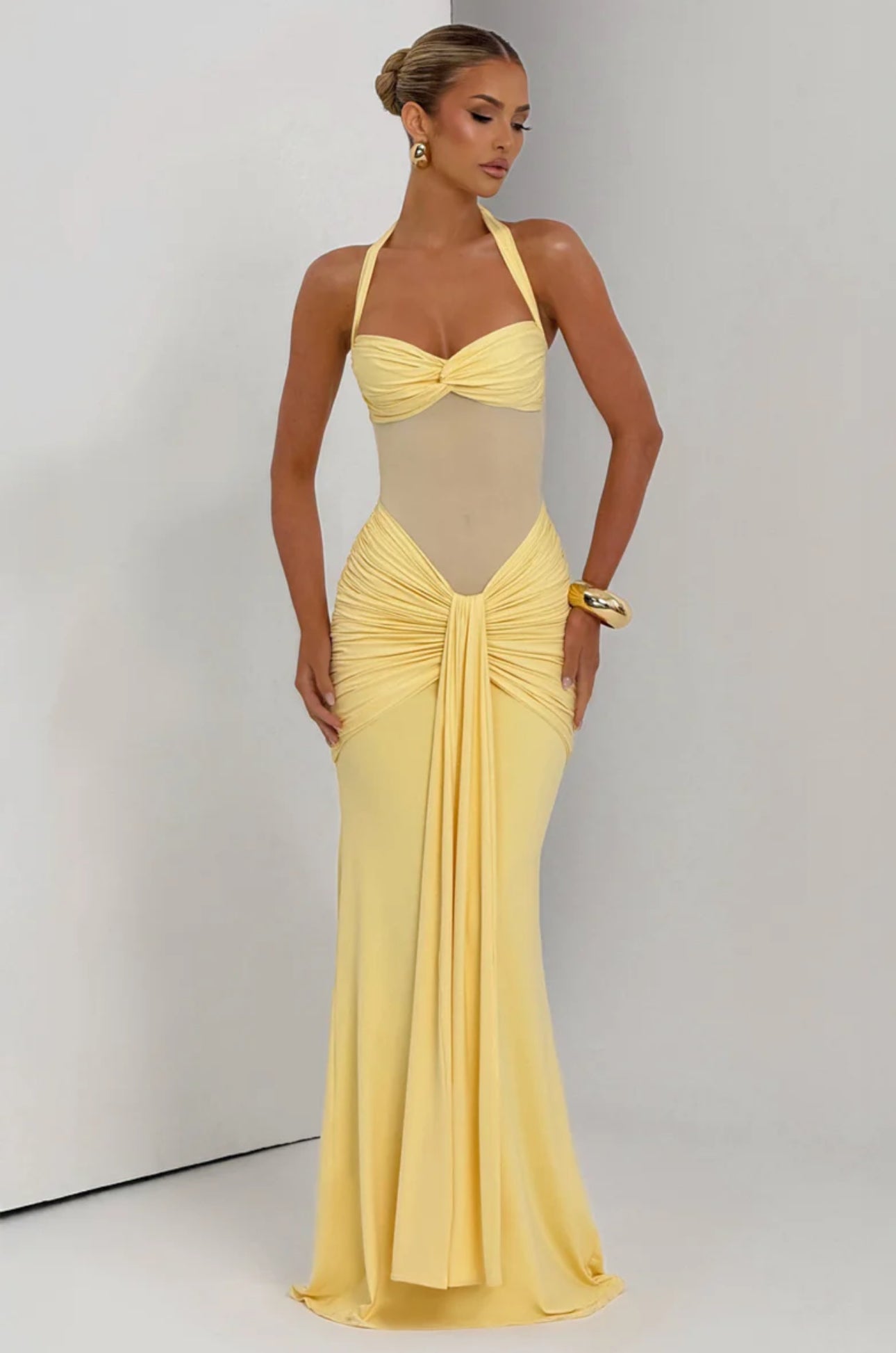 Vestido largo amarillo con escote halter, drapeado y transparencia central AURELIA de Malibu Barcelona