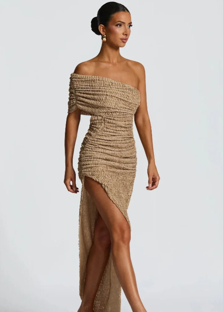 Vestido largo beige asimétrico fruncido con hombro descubierto NAIA de Malibu Barcelona