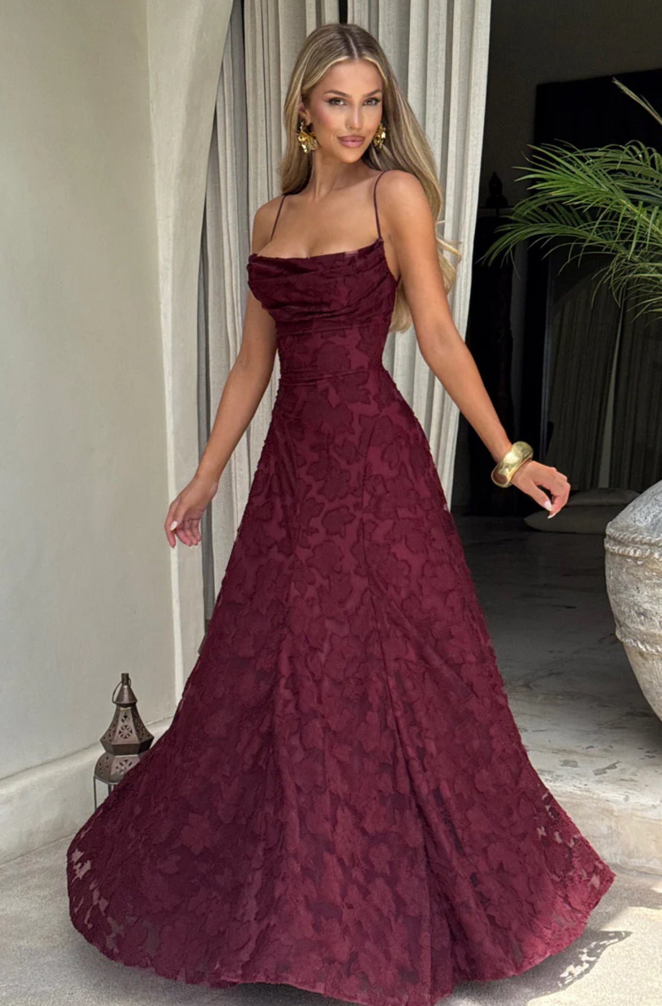 Vestido largo burdeos de encaje floral con tirantes finos ELARA de Malibu Barcelona