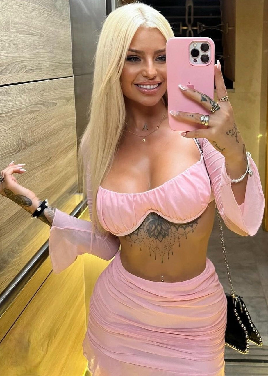 conjunto rosa mujer crop top manga larga copas con aros escote recto falda mini fruncida volante elegante femenino